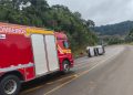 Capotamento e colisão entre carro e caminhão mobilizam bombeiros na SC-355